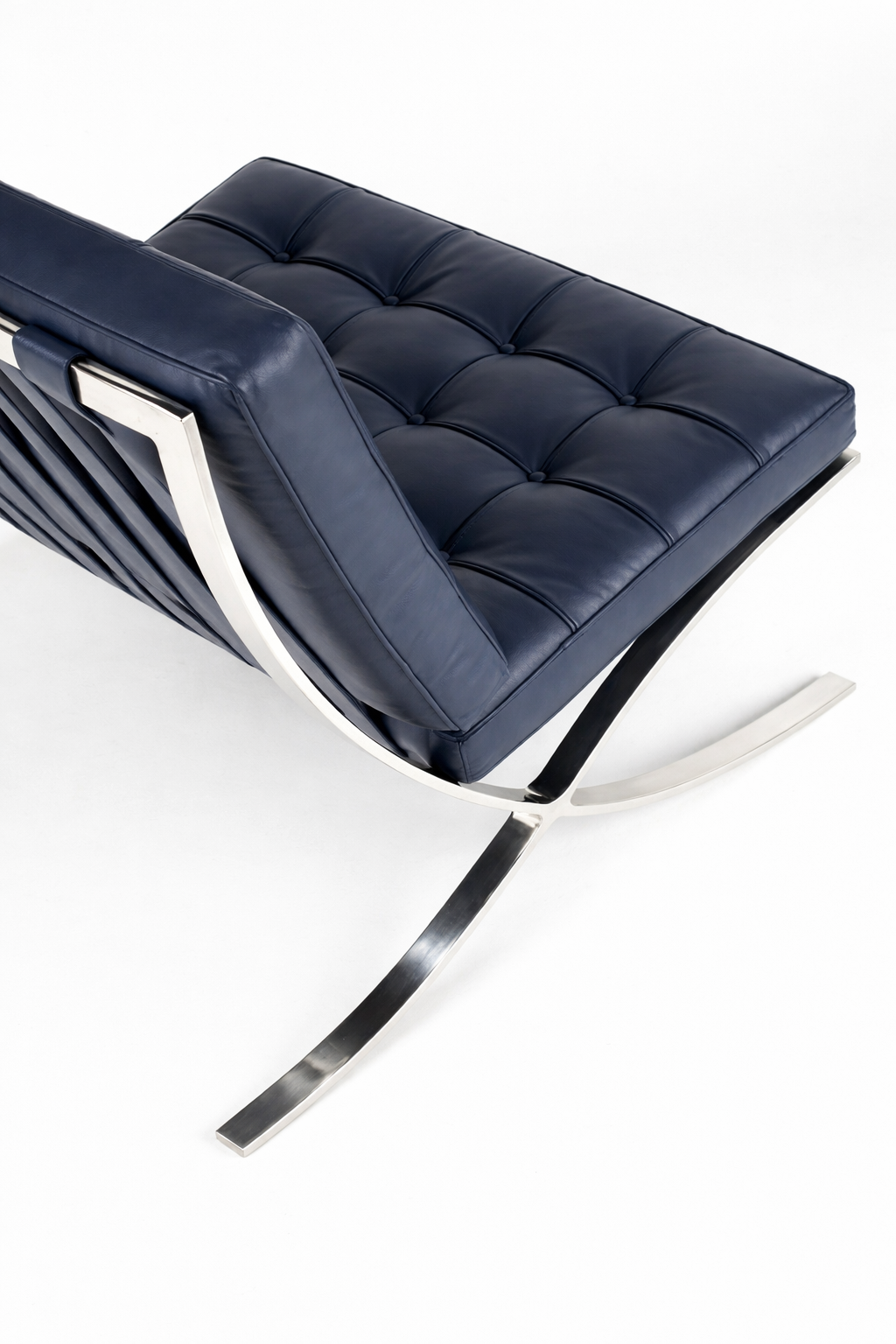 Väike, valge elutuba